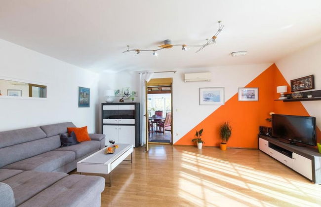 Spacious Holiday Home With Pool and Hot Tub in Kastel Stari - Foto 8