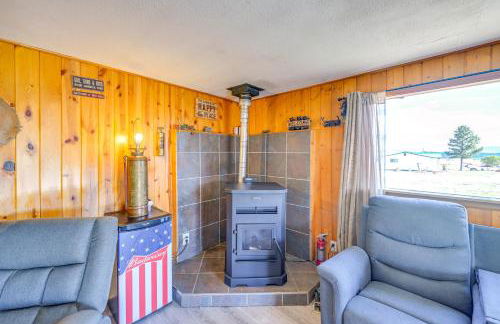 Hunt, Fish and Hike Home with Deck in Encampment - Foto 6