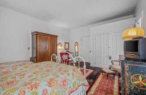 The Manor - Historic Mansion, Wifi, Covered Porch, Screen Porch, King Bed, Walk to Spas, Shops & Restaurants - Foto 47