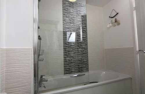 Modern 2 Bed House with Parking and Garden - Photo 16