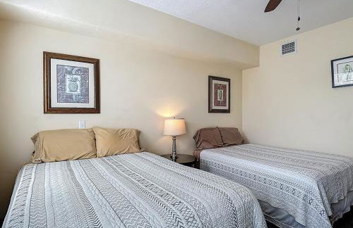 3-BR Condo with Dreamy Balcony Views, Walk to Pool - Foto 29