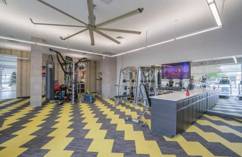 Modern 2BD DT - Balcony, Gym, W-D, Parking - Sleeps 8 - Photo 11