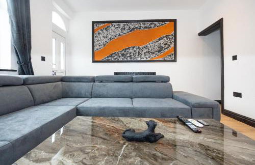 Midnight Manor Cinema Room, Fast WiFi, Ideal for Short & Long Stays - Foto 17