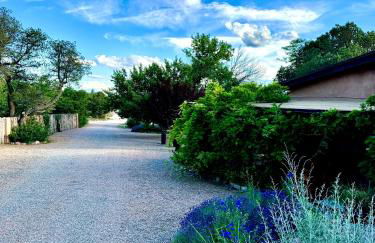 Historic Adobe 1 acre compound ultimate Santa Fe immersion Classic & Dreamy - Foto 2