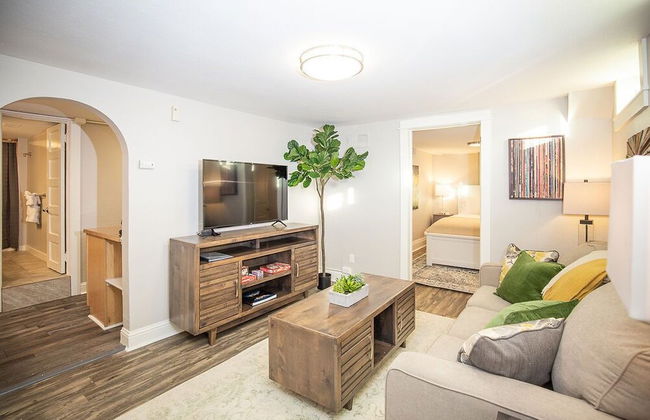 Cozy Retreat | Walk to Unc | Free Cruiser Bikes - Foto 1