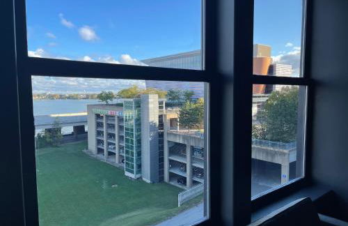 City Loft Escape with River Views! By Hollyhock - Foto 18