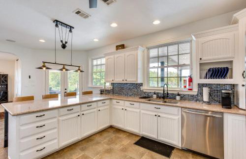 Unwind Fireside Wills Point Gem with Hot Tub and Pond - Foto 9