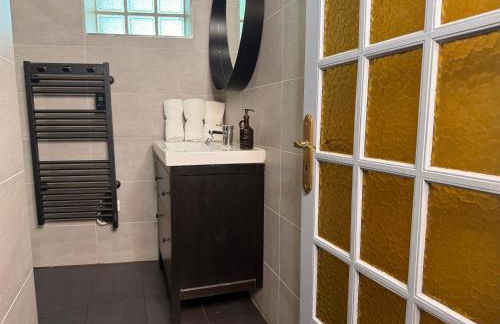 Le Peyrou - Elegant One-Bedroom Apartment for up to 4 Guests - Free Parking - Air Conditioning - Prime City Center Location - Foto 18