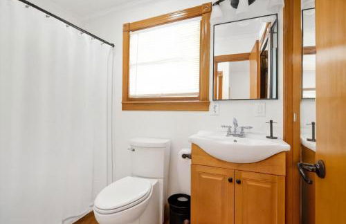 Secluded Lakefront Escape w Private Dock, 600ft Shoreline and Views, Sleeps 13 - Foto 32