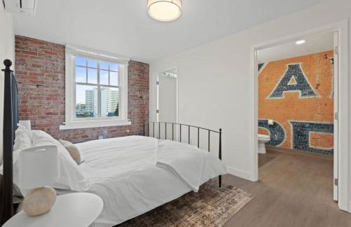 Spacious Apartment with King Beds - J and K on Main - Foto 14