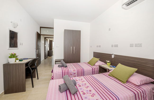 Summer Breeze Penthouse with large Terrace and Hot Tub by Getaways Malta - Foto 8