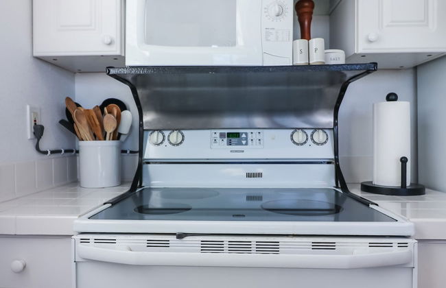 2nd Row Beach Home Ocean Views Old School Vibes - 1 min Walk to Sunny Beach - Foto 18