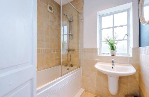 Stylish 4 Bedroom Home in Port Sunlight with 7 Beds Perfect for Business Bookings and Groups - Foto 64