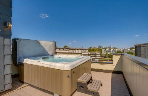 Rooftop Deck and Hot Tub Walkable Denver Townhome - Foto 3