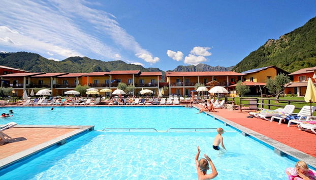 Lake-view Holiday Home in Tremosine for Couples With 2 Pools - Foto 5, Piscina