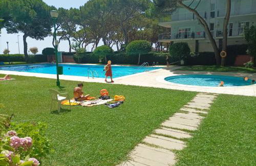 Bright Apartment with Two Balconies and a Seaside Pool - Foto 36