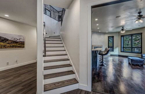 Cozy mountain home w riverfront patio - Foto 65