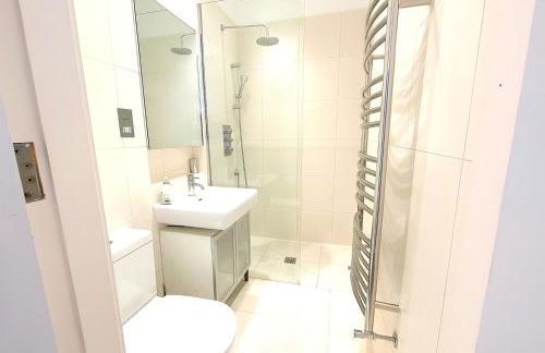 Sunny 2 bedroom, 2 bathroom Apartment with Rooftop in Central London - Photo 7