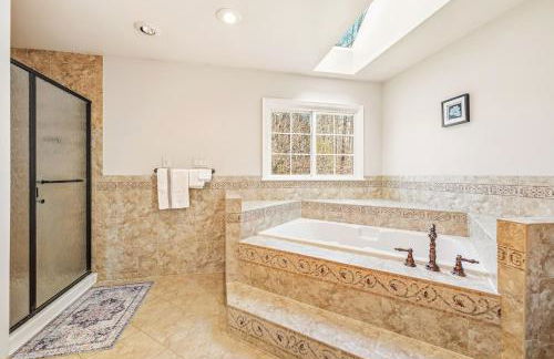 Bright Family Retreat with Private Backyard & Loft - Foto 29