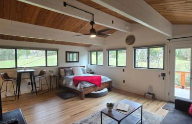 A Restful Studio Near a Creek and Forest - Pet Friendly - Foto 3