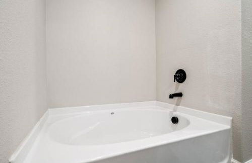 Crew-Ready Stay Private BRs w TVs Parking - Photo 27