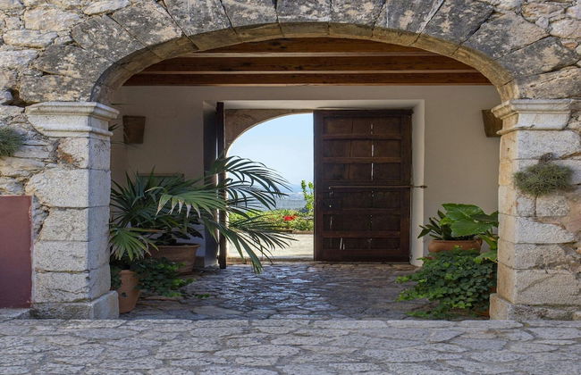 Stunning Farmhouse With Private Pool - Photo 36