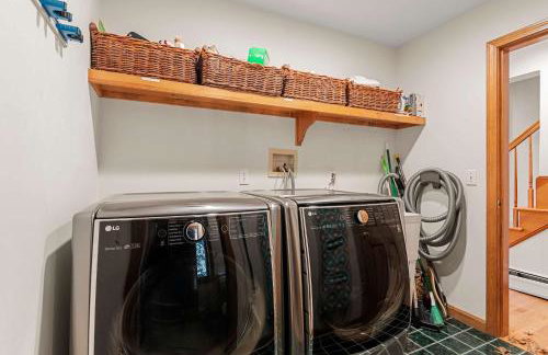 Spacious Home with Direct Pond Access! - Foto 38