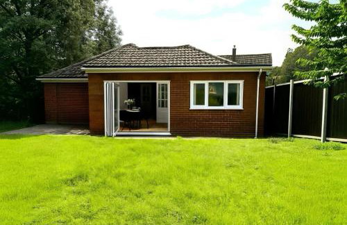 Luxury 5-bed Bungalow, Hot Tub, Games & Gated Parking - Foto 27