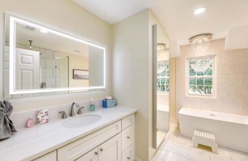 Remodeled Farmhouse on 18 Acres 8 Mi to Elgin! - Foto 15