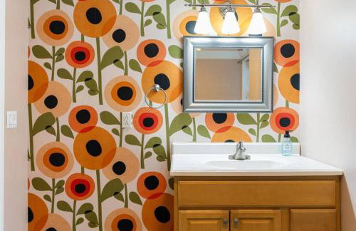 White Mountain Retreat with Theater, Fire Pit, Game Room and River Access - Foto 41