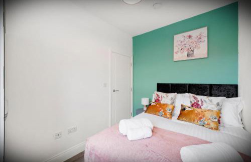 Elegant 3-bed apartment with FREE onsite PARKING in Enfield - Out door Patio - Big savings on Longer Stays - Photo 25
