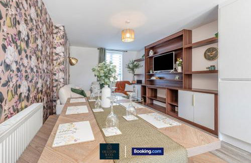 Luxury Retreat For 10 Short Lets & Serviced Accommodation Manchester with Hot Tub and Spacious Garden - Foto 10