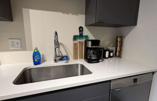 Stylish South Hill Retreat Queen Bed and Sofa Sleeper Full Kitchen Free Parking - Foto 21