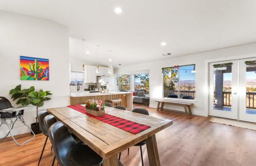 Heated Pool and Jacuzzi, Scenic Mountain View, Lux and Cozy, - Foto 4