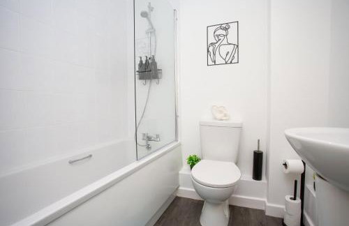 Contemporary 2BR Retreat - Fast WiFi, Smart TV & Steps from Station! - Foto 26