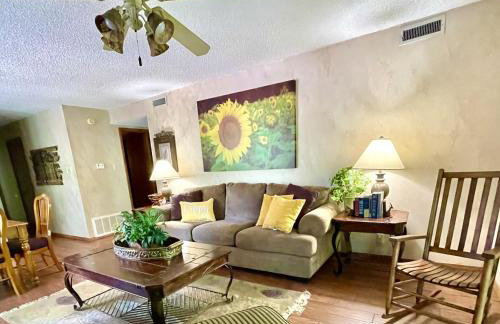 Forest view, log-sided two bedroom, two bath condo on Lake Ouachita, condo - Foto 8