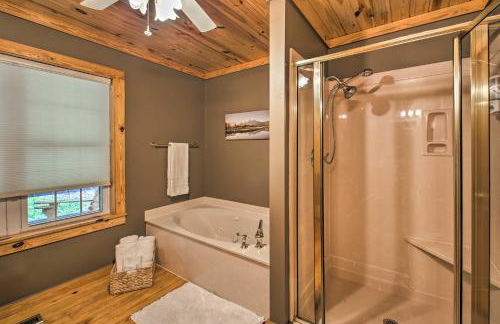 Kayaks and Boat Dock Lakeside Hot Springs Retreat - Foto 15