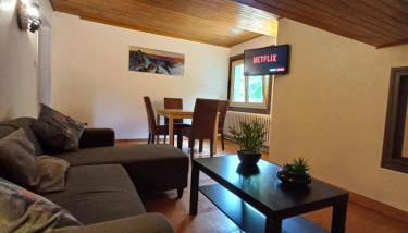 Logement mansardé dans maison avec jardin en bord de piste, vue montagne - Foto 2