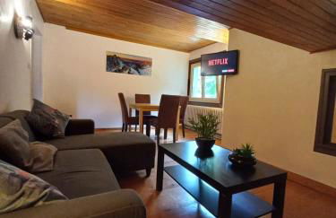 Logement mansardé dans maison avec jardin en bord de piste, vue montagne - Foto 2