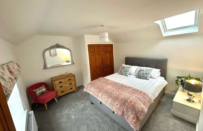 2 Bedroom Cottage Free Private Parking Fire Place - Photo 2