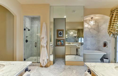 Elegant French Patio Home with Private Pool - Foto 15