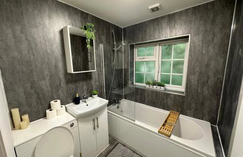 Comfortable 3 Bed House with Garden & Parking - Foto 30