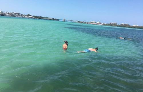 New! Remodeled, Pool-Side, 1-min to Beach Path! - Foto 75