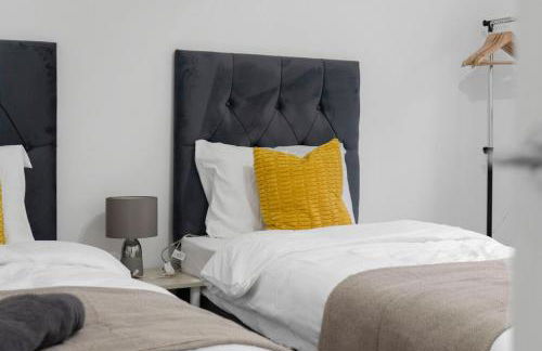 Free Parking - Sleeps 6 - Central - New Interior - Photo 3