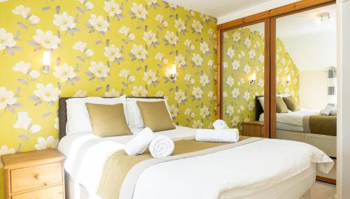 Cosy 3 Bed Cottage-Gloucester-Parking-Garden-Free Hot Tub Weekends-Work or Leisure - Foto 4, wardrobe