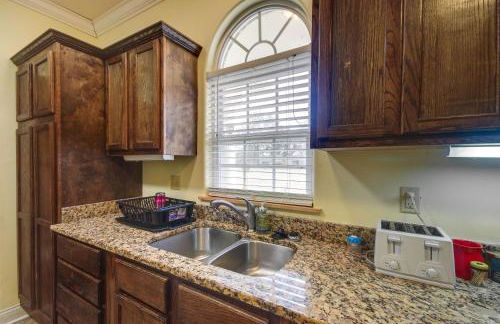 Homey Greenwood Getaway with Patio and Backyard - Foto 9