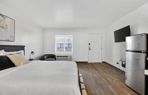 Bright modern studio featuring full kitchenette - Photo 5