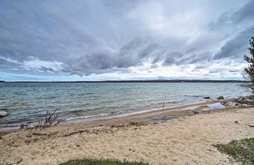 Walk to Lakefront! Cabin 21 Mi to Boyne Mtn Resort - Foto 24