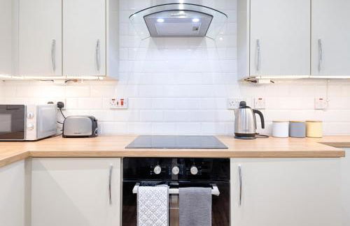 4-Bed Contractor Home - Garden - Near M4 & City - Foto 29