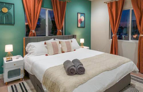 Spacious Disneyland Getaway I Game Room, King Suites & EV Access I Sleeps 14 - Foto 8